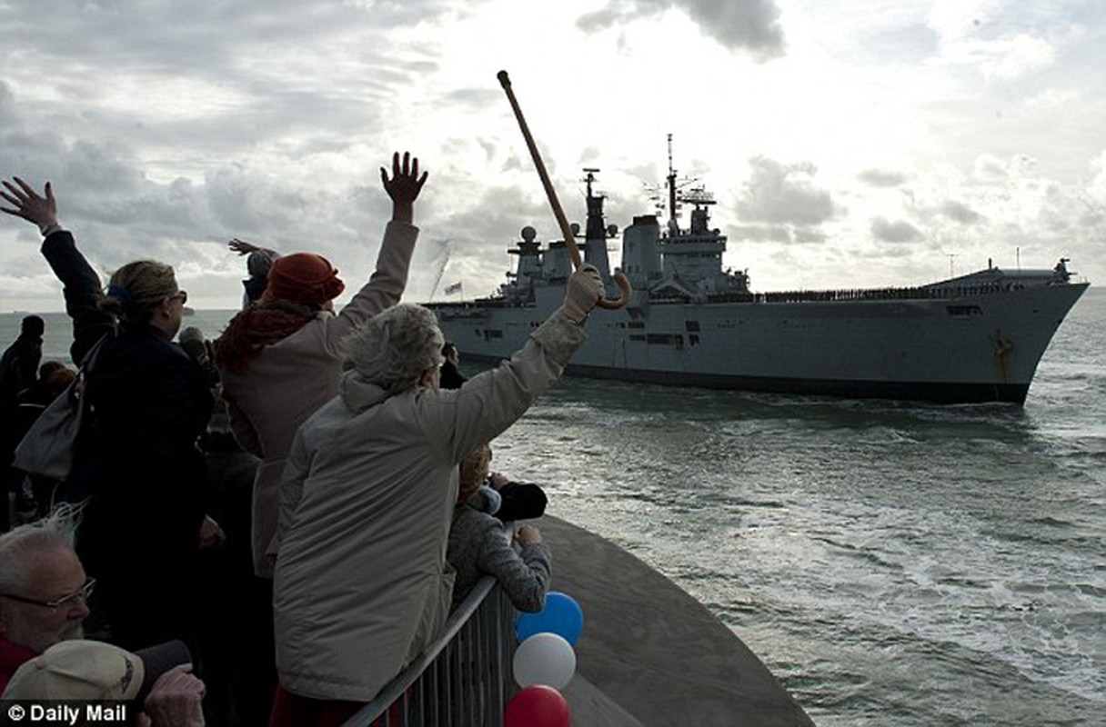 Tau san bay HMS Illustrious se bien thanh tau du lich?-Hinh-9